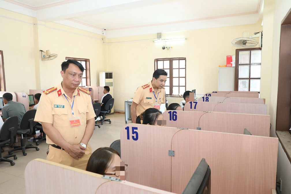 Thi sát hạch GPLX mới nhất ở Hà Nội: Cứ 10 người thi có gần 6 người trượt- Ảnh 1.