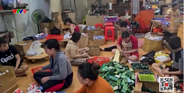 Cận cảnh quy trình sản xuất làm giả gần 70.000 chai "dầu gió con ó" tại TP.HCM: Chồng nghiên cứu thành phần, vợ đặt mua nguyên liệu trôi nổi- Ảnh 3.