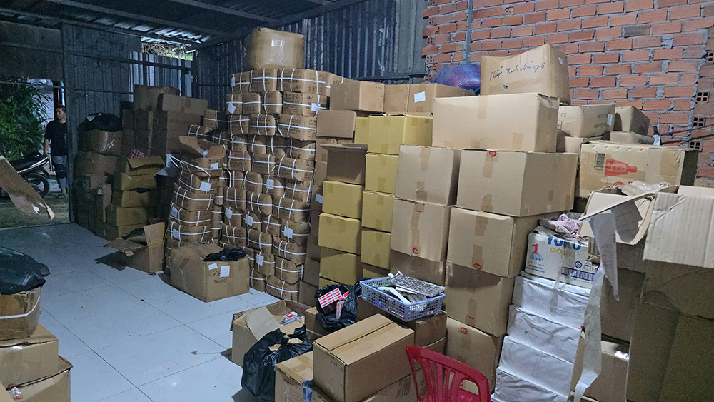 Công bố hình ảnh khám xét kho hàng của vợ chồng nữ doanh nhân Ngô Ánh Hồng- Ảnh 8.