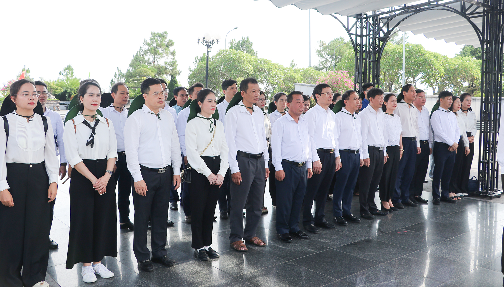 Đoàn cán bộ Văn phòng UBND tỉnh Nghệ An dâng hương tưởng niệm các anh hùng liệt sĩ tại Quảng Trị- Ảnh 2. Đoàn cán bộ Văn phòng UBND tỉnh Nghệ An dâng hương tưởng niệm các anh hùng liệt sĩ tại Quảng Trị- Ảnh 2.