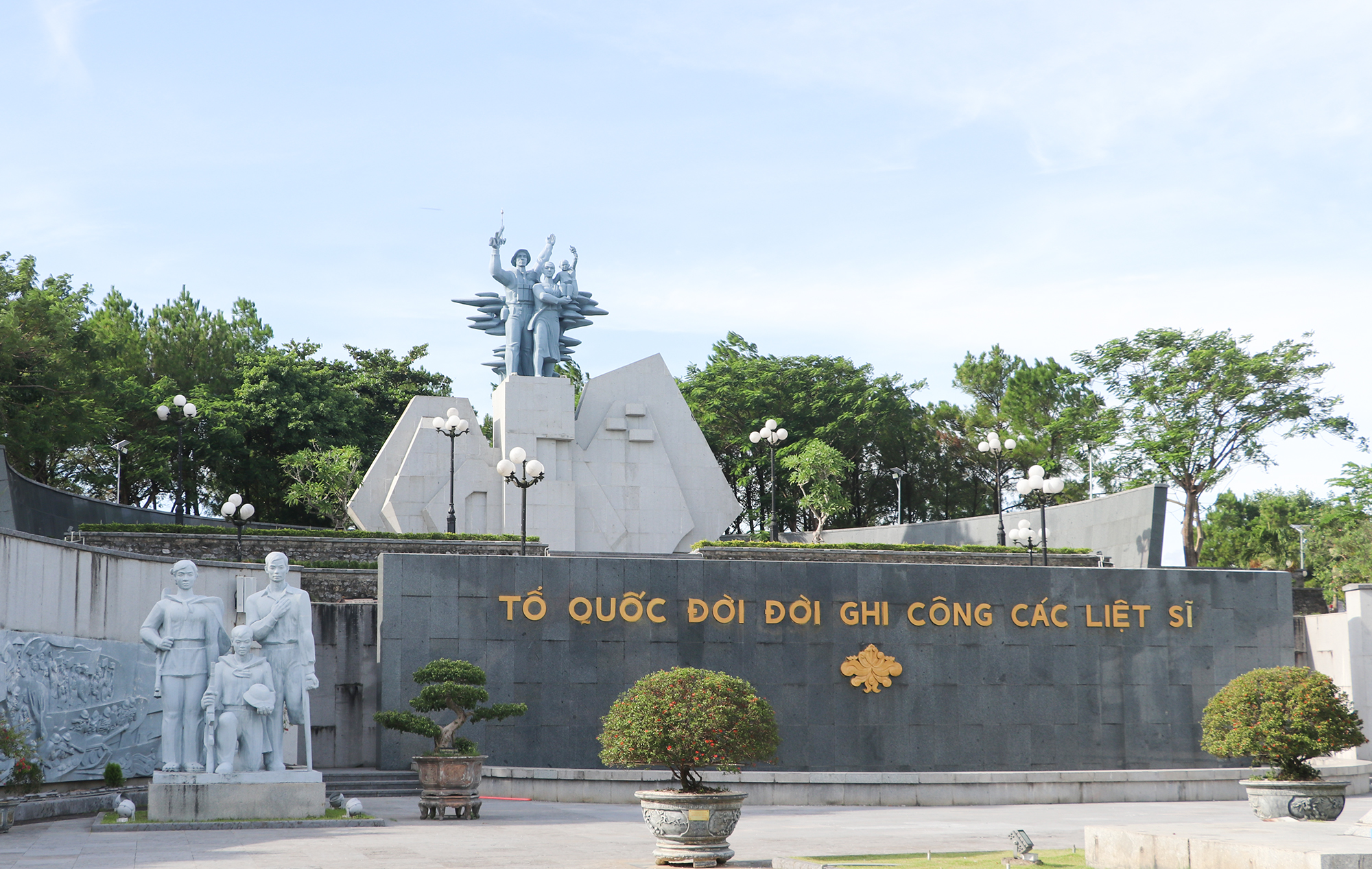 Đoàn cán bộ Văn phòng UBND tỉnh Nghệ An dâng hương tưởng niệm các anh hùng liệt sĩ tại Quảng Trị- Ảnh 1. Đoàn cán bộ Văn phòng UBND tỉnh Nghệ An dâng hương tưởng niệm các anh hùng liệt sĩ tại Quảng Trị- Ảnh 1.