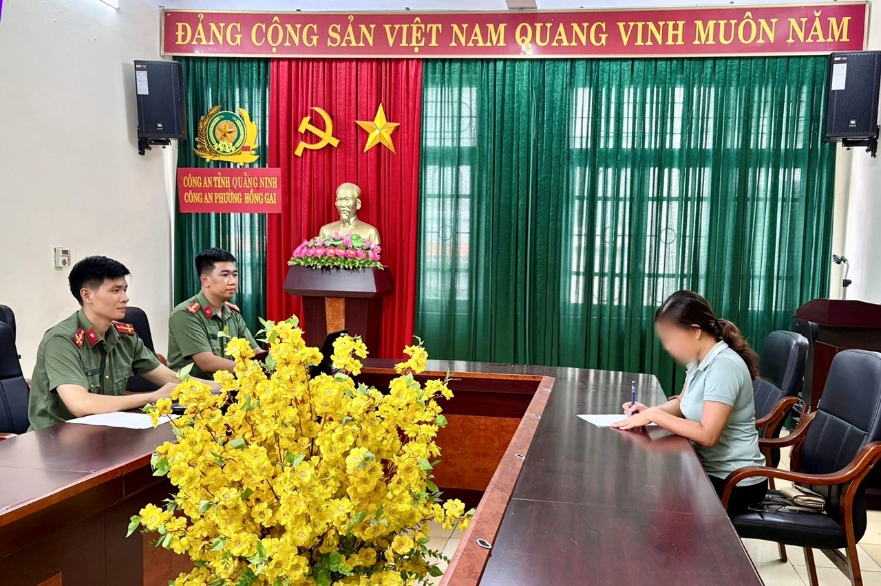 Công an Quảng Ninh xử phạt người phụ nữ đăng tin sai sự thật về vụ lật tàu trên vịnh Hạ Long- Ảnh 1. Công an Quảng Ninh xử phạt người phụ nữ đăng tin sai sự thật về vụ lật tàu trên vịnh Hạ Long- Ảnh 1.