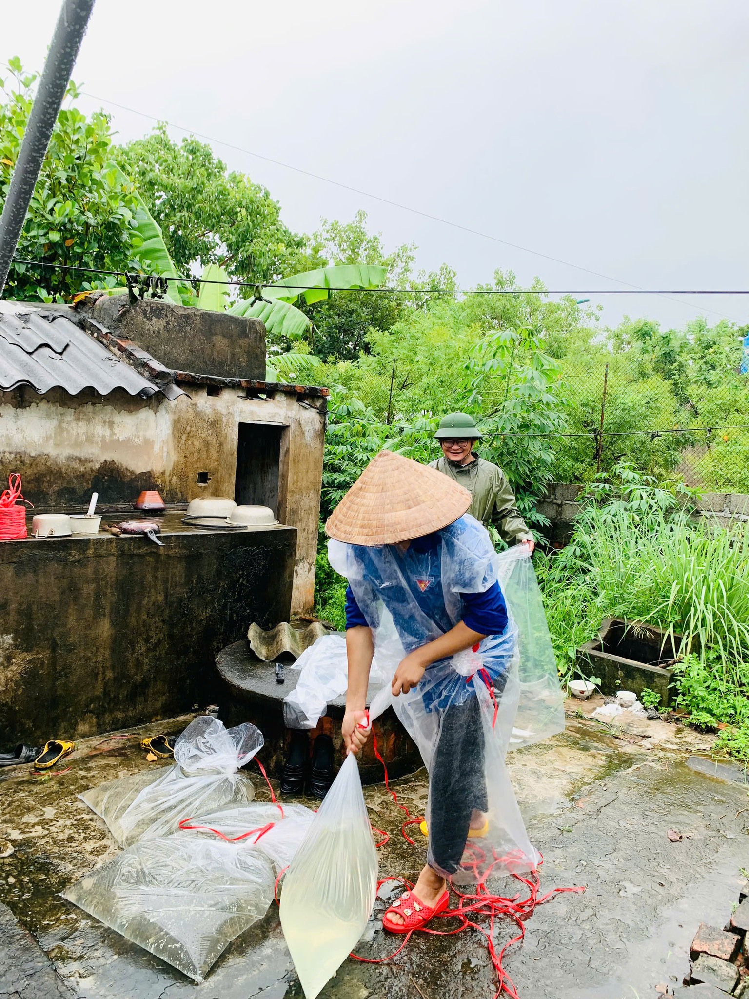 Tuổi trẻ Hưng Yên xung kích hỗ trợ người dân chống bão Wipha- Ảnh 2. Tuổi trẻ Hưng Yên xung kích hỗ trợ người dân chống bão Wipha- Ảnh 2.