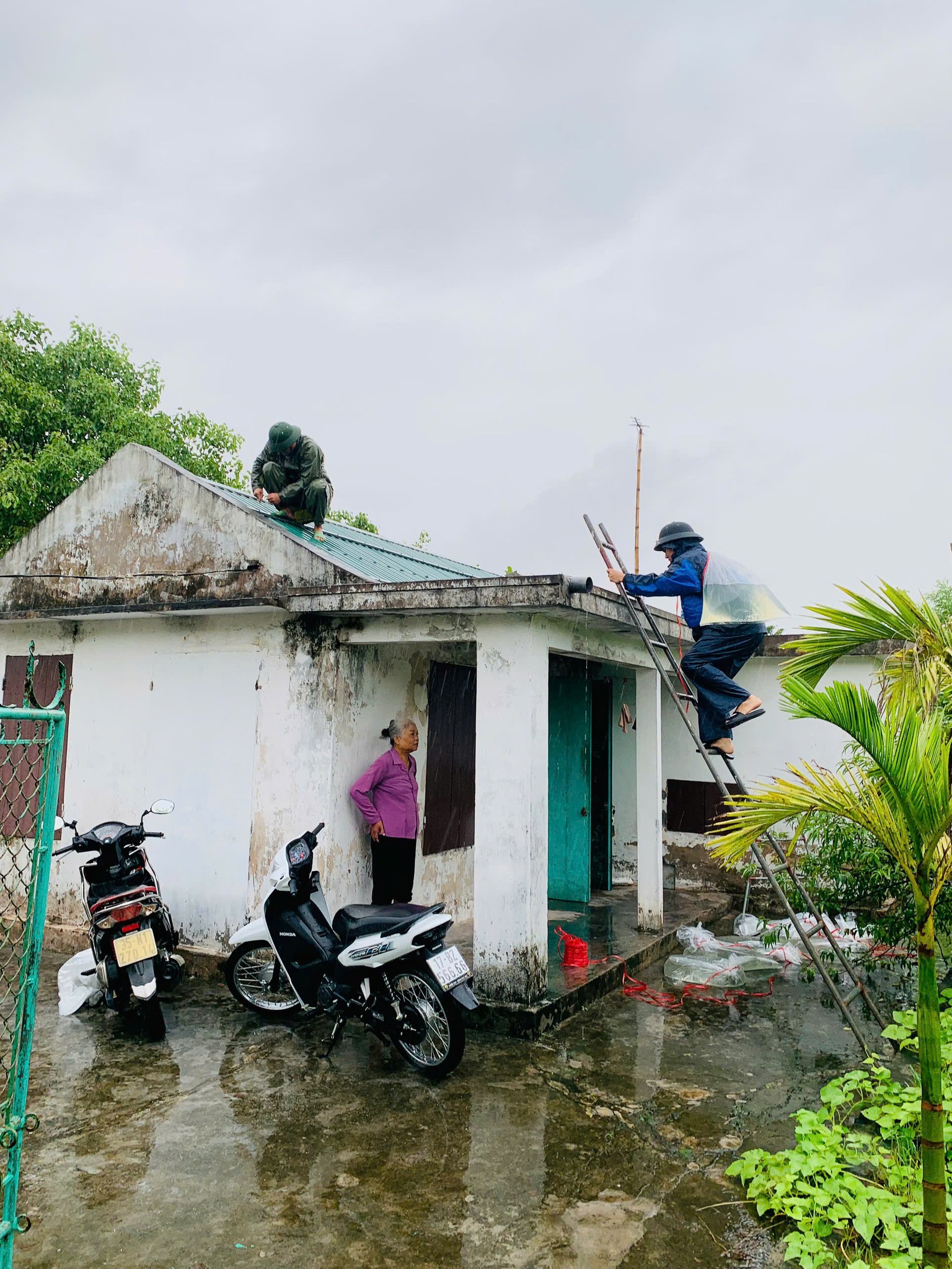 Tuổi trẻ Hưng Yên xung kích hỗ trợ người dân chống bão Wipha- Ảnh 1. Tuổi trẻ Hưng Yên xung kích hỗ trợ người dân chống bão Wipha- Ảnh 1.