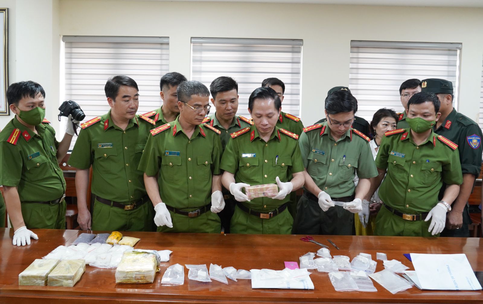 "Trùm cuối" giấu mặt dưới vỏ bọc đại gia đá quý bị trinh sát quật ngã trong giây lát khi vừa ra khỏi cửa- Ảnh 1. "Trùm cuối" giấu mặt dưới vỏ bọc đại gia đá quý bị trinh sát quật ngã trong giây lát khi vừa ra khỏi cửa- Ảnh 1.