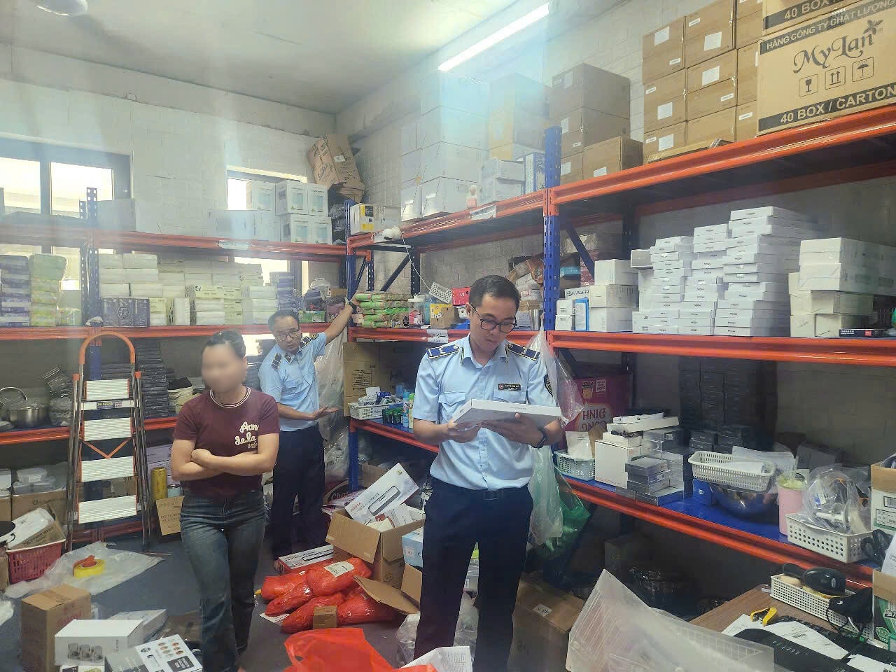 Cảnh sát bất ngờ kiểm tra một cửa hàng ở Hà Nội- Ảnh 2. Cảnh sát bất ngờ kiểm tra một cửa hàng ở Hà Nội- Ảnh 2.