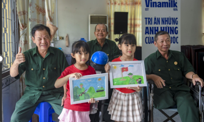 Hơn 100 bức tranh của con em cán bộ - nhân viên và 18.000 sản phẩm dinh dưỡng Vinamilk tri ân dịp 27/7- Ảnh 2.