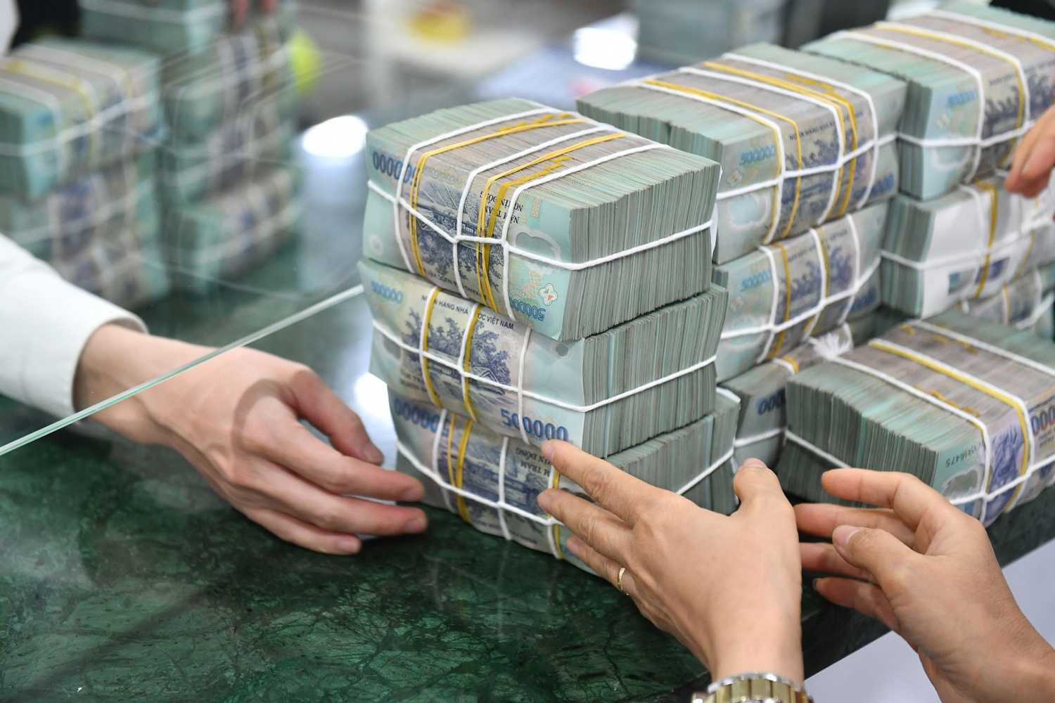 Dòng tiền gửi vào ngân hàng lập kỷ lục- Ảnh 1. Dòng tiền gửi vào ngân hàng lập kỷ lục- Ảnh 1.