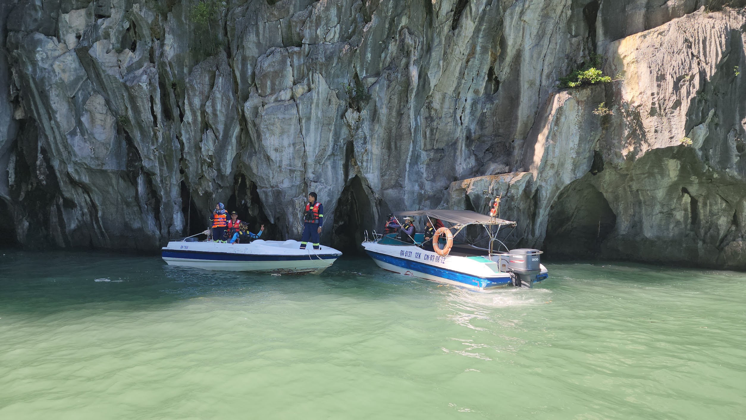 Vụ đắm tàu ở Quảng Ninh: Tìm thấy thi thể nạn nhân cuối cùng - Ảnh 12. Vụ đắm tàu ở Quảng Ninh: Tìm thấy thi thể nạn nhân cuối cùng - Ảnh 12.
