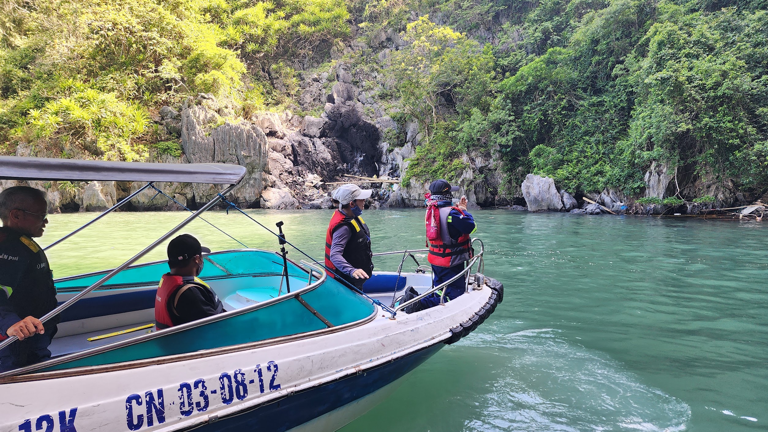 Vụ đắm tàu ở Quảng Ninh: Tìm thấy thi thể nạn nhân cuối cùng - Ảnh 11. Vụ đắm tàu ở Quảng Ninh: Tìm thấy thi thể nạn nhân cuối cùng - Ảnh 11.