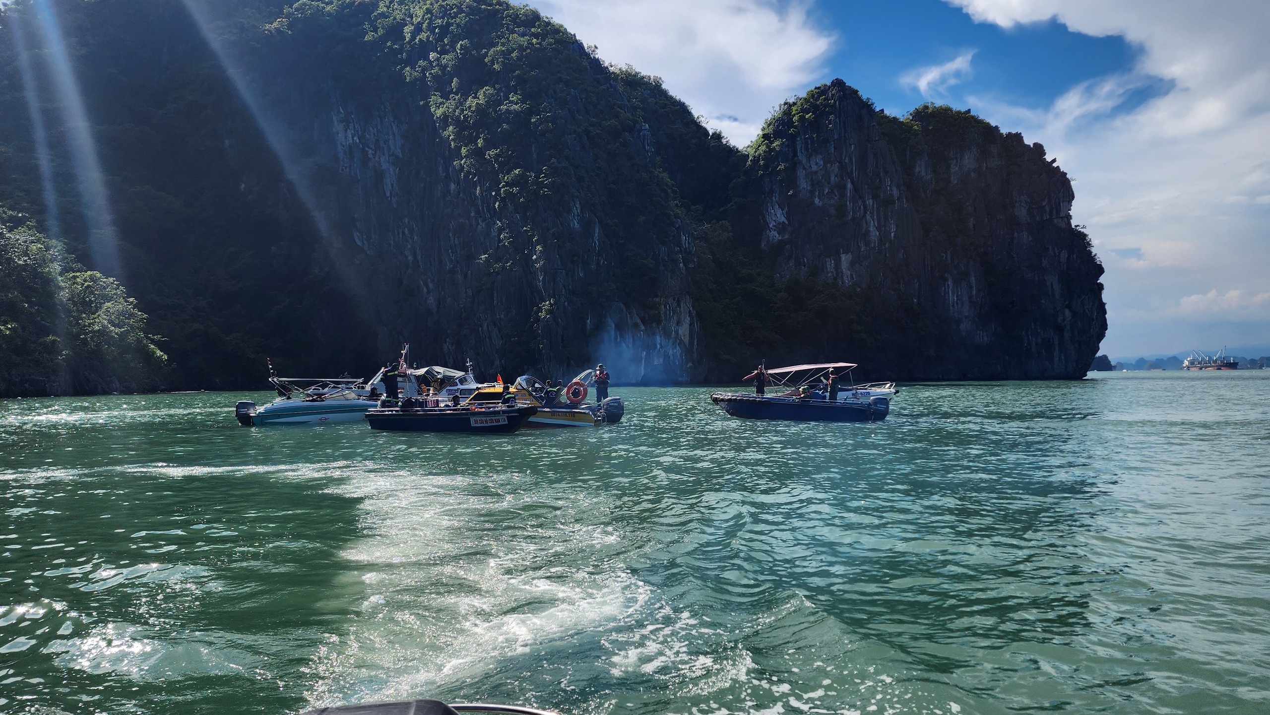 Vụ đắm tàu ở Quảng Ninh: Tìm thấy thi thể nạn nhân cuối cùng - Ảnh 10. Vụ đắm tàu ở Quảng Ninh: Tìm thấy thi thể nạn nhân cuối cùng - Ảnh 10.