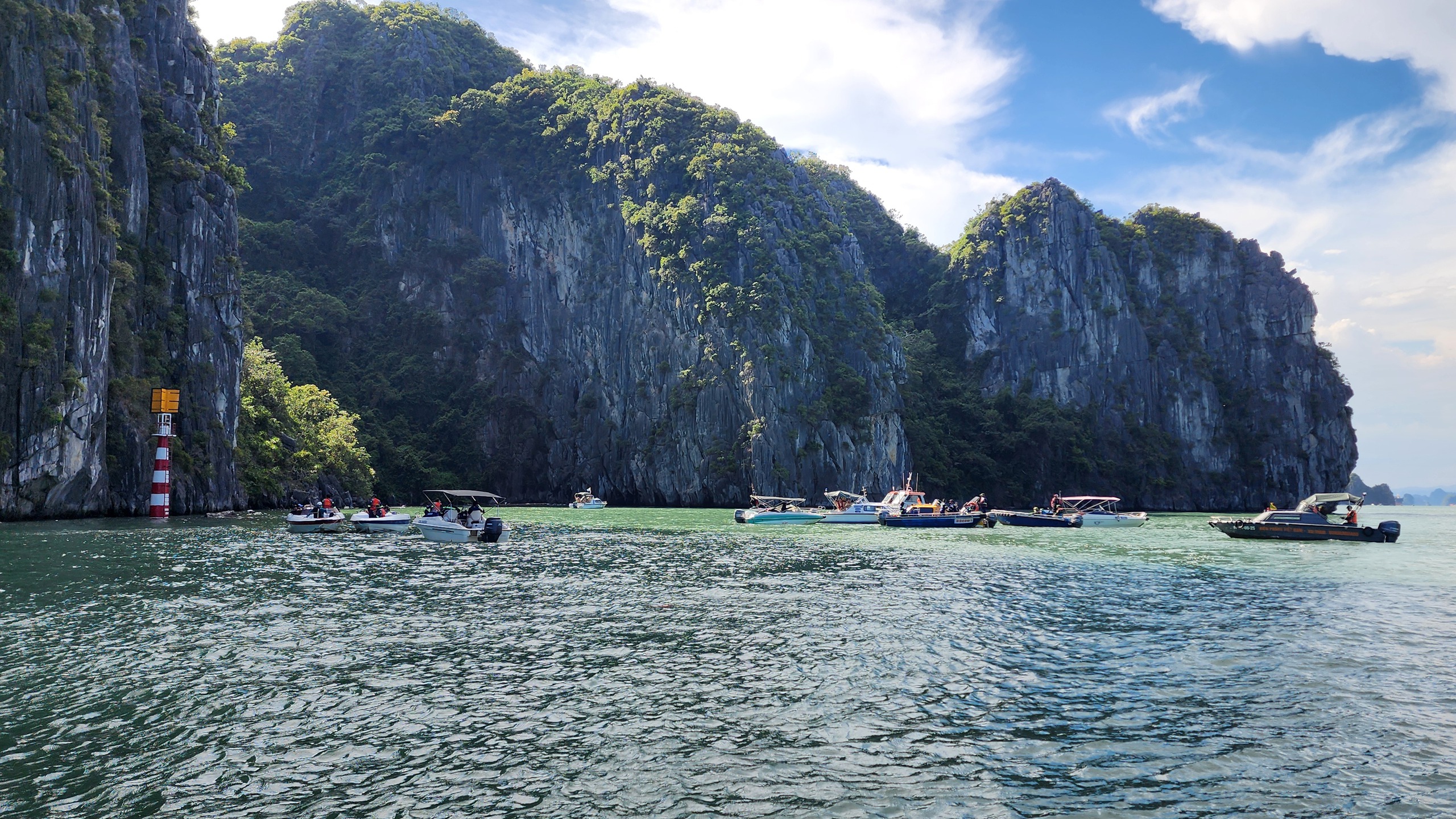 Vụ đắm tàu ở Quảng Ninh: Tìm thấy thi thể nạn nhân cuối cùng - Ảnh 4. Vụ đắm tàu ở Quảng Ninh: Tìm thấy thi thể nạn nhân cuối cùng - Ảnh 4.