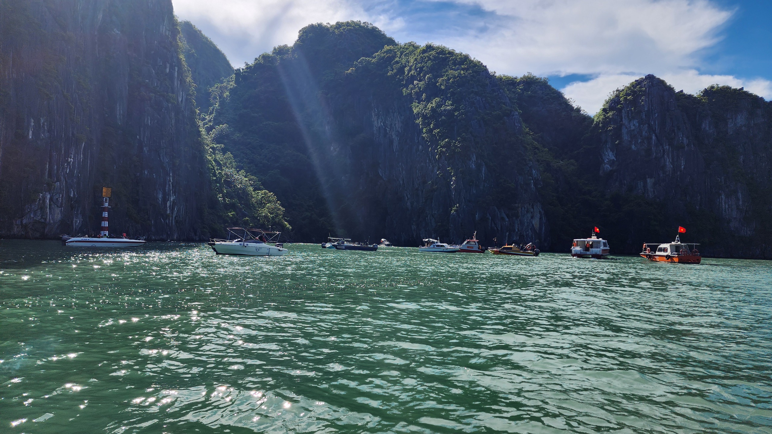Vụ đắm tàu ở Quảng Ninh: Tìm thấy thi thể nạn nhân cuối cùng - Ảnh 5. Vụ đắm tàu ở Quảng Ninh: Tìm thấy thi thể nạn nhân cuối cùng - Ảnh 5.