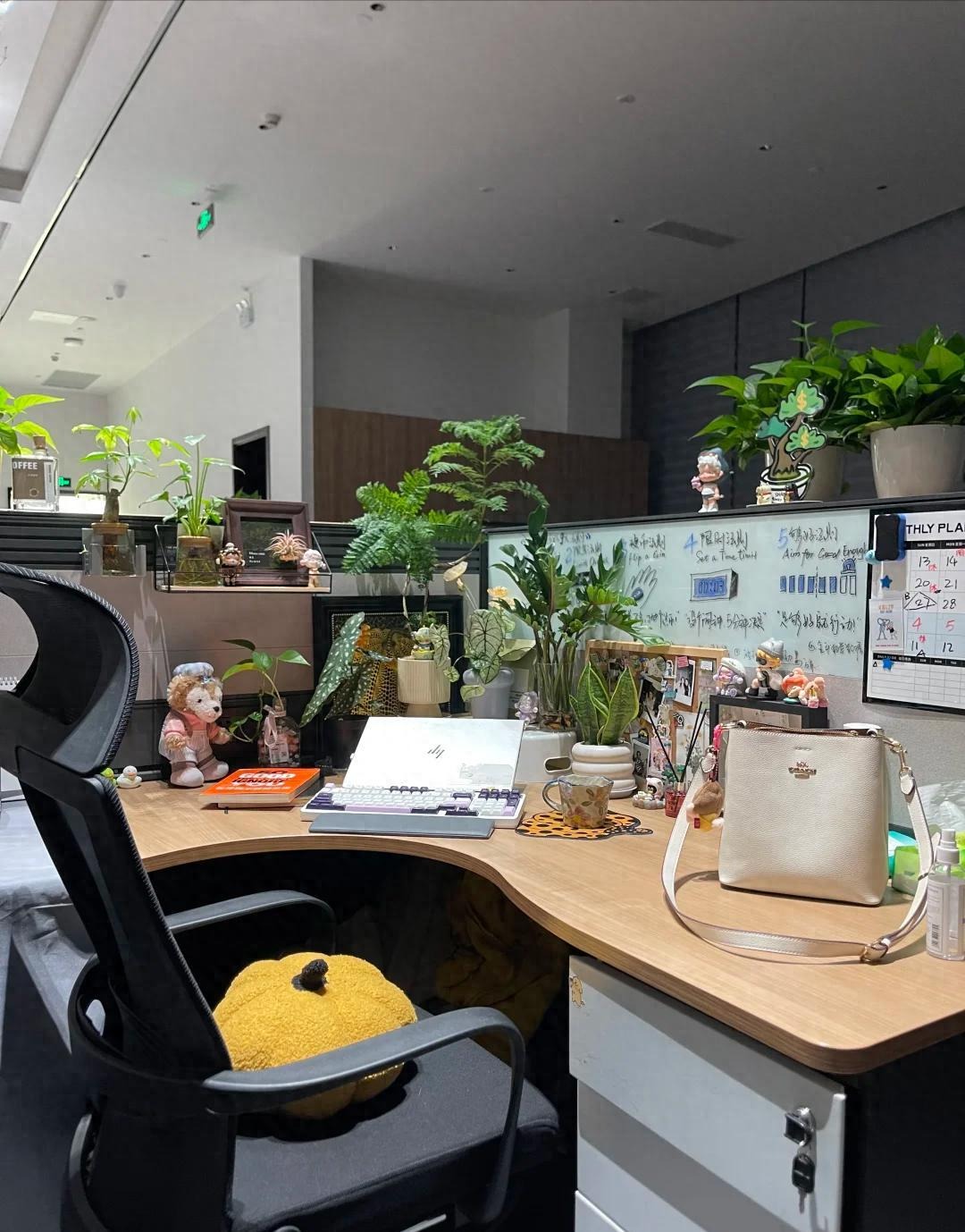 Cô gái được sếp triệu vào phòng riêng nói chuyện, 15 phút sau hoảng hốt chạy ra ôm mặt khóc- Ảnh 2.