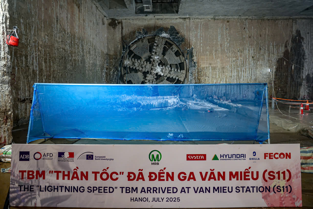 TBM số 1 có tên "Thần tốc" tiến vào ga Văn Miếu, đích đến của dự án hơn 34.000 tỷ đồng đã rất gần- Ảnh 8. TBM số 1 có tên "Thần tốc" tiến vào ga Văn Miếu, đích đến của dự án hơn 34.000 tỷ đồng đã rất gần- Ảnh 8.