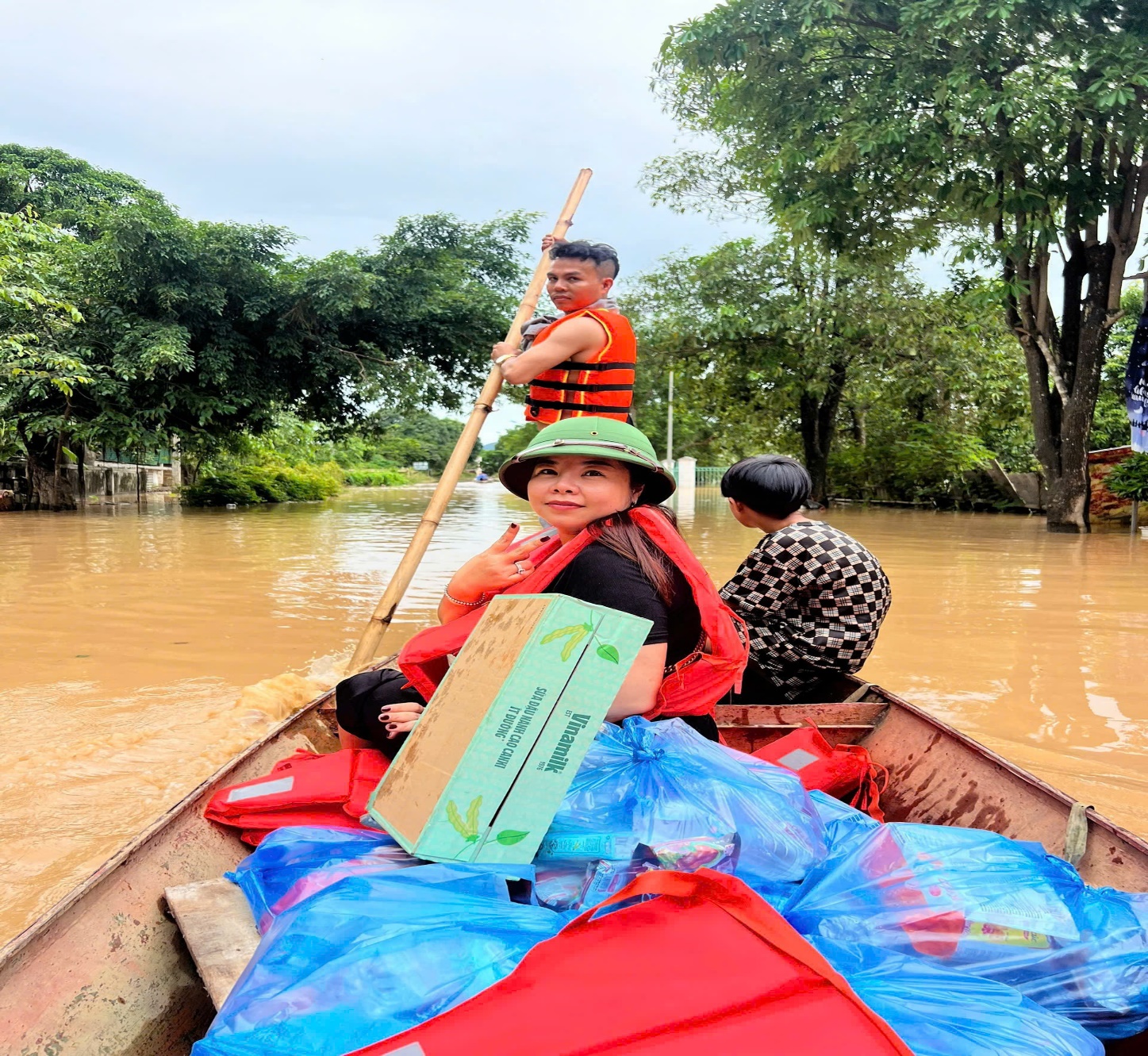 Những CLB thiện nguyện tiên phong hỗ trợ đồng bào vùng lũ- Ảnh 3.