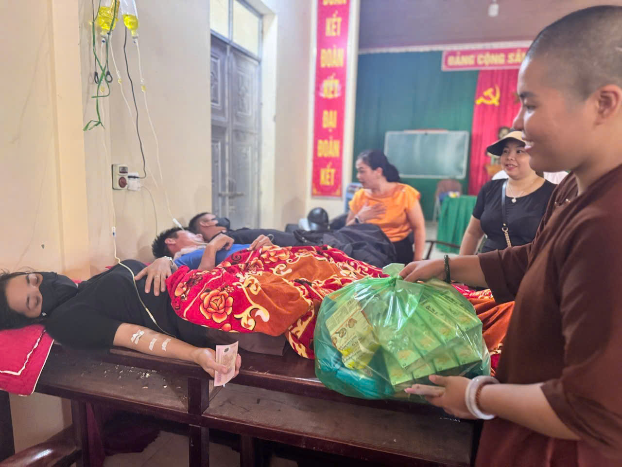 Những CLB thiện nguyện tiên phong hỗ trợ đồng bào vùng lũ- Ảnh 5.