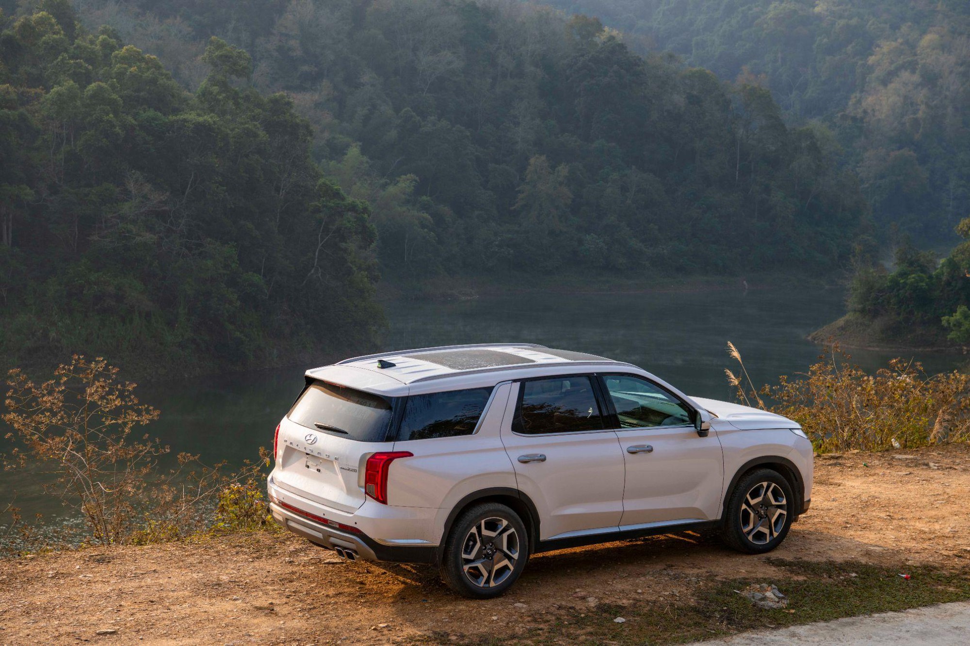 Hyundai Palisade và Ford Everest ngang giá: Nên chọn tiện nghi hay cơ bắp?- Ảnh 1. Hyundai Palisade và Ford Everest ngang giá: Nên chọn tiện nghi hay cơ bắp?- Ảnh 1.