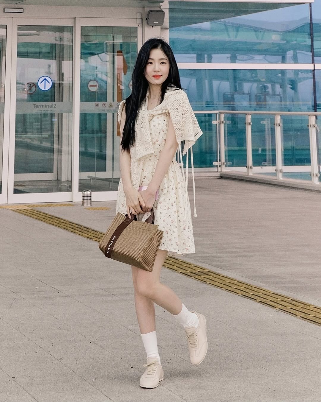 Thời trang sân bay của "bà cố nội visual" Irene mãi đỉnh, mãi đỉnh!- Ảnh 9. Thời trang sân bay của "bà cố nội visual" Irene mãi đỉnh, mãi đỉnh!- Ảnh 9.