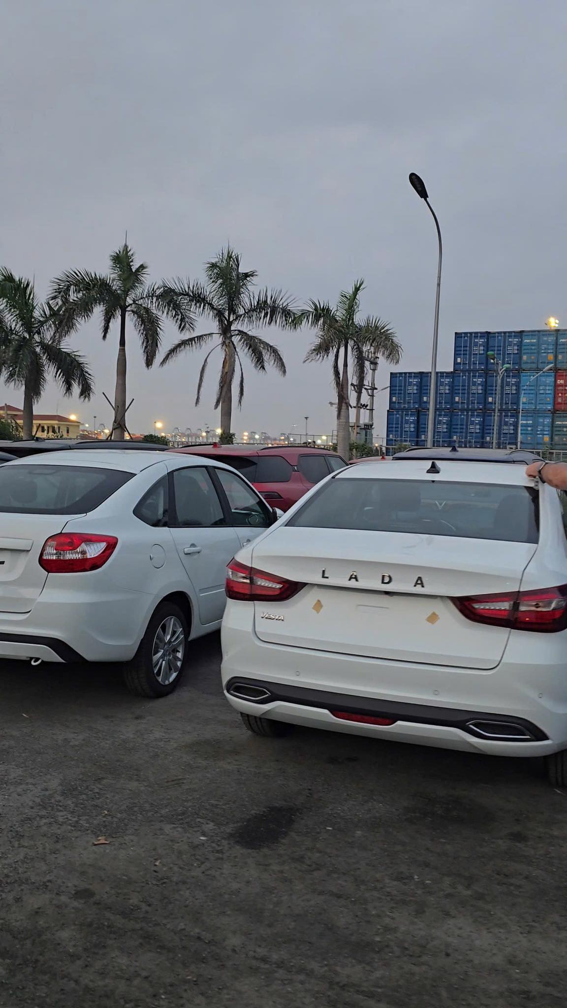 Xe ô tô Nga đã lăn bánh tại Việt Nam: Là chiếc xe đến từ hãng bán chạy số 1 nước bạn- Ảnh 8. Xe ô tô Nga đã lăn bánh tại Việt Nam: Là chiếc xe đến từ hãng bán chạy số 1 nước bạn- Ảnh 8.