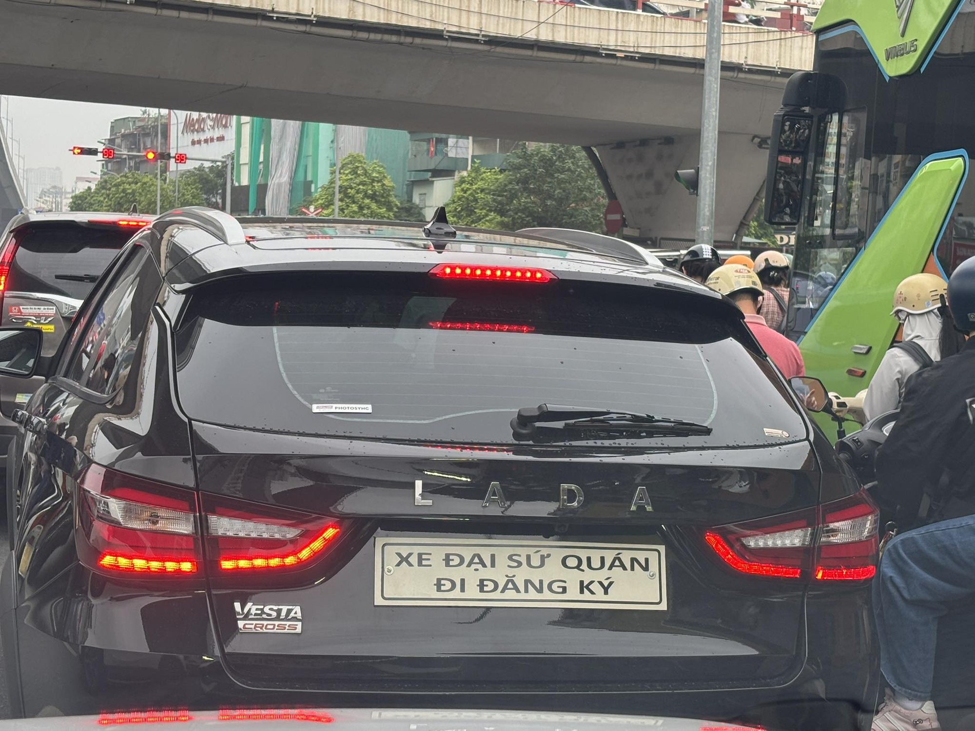 Xe ô tô Nga đã lăn bánh tại Việt Nam: Là chiếc xe đến từ hãng bán chạy số 1 nước bạn- Ảnh 1. Xe ô tô Nga đã lăn bánh tại Việt Nam: Là chiếc xe đến từ hãng bán chạy số 1 nước bạn- Ảnh 1.
