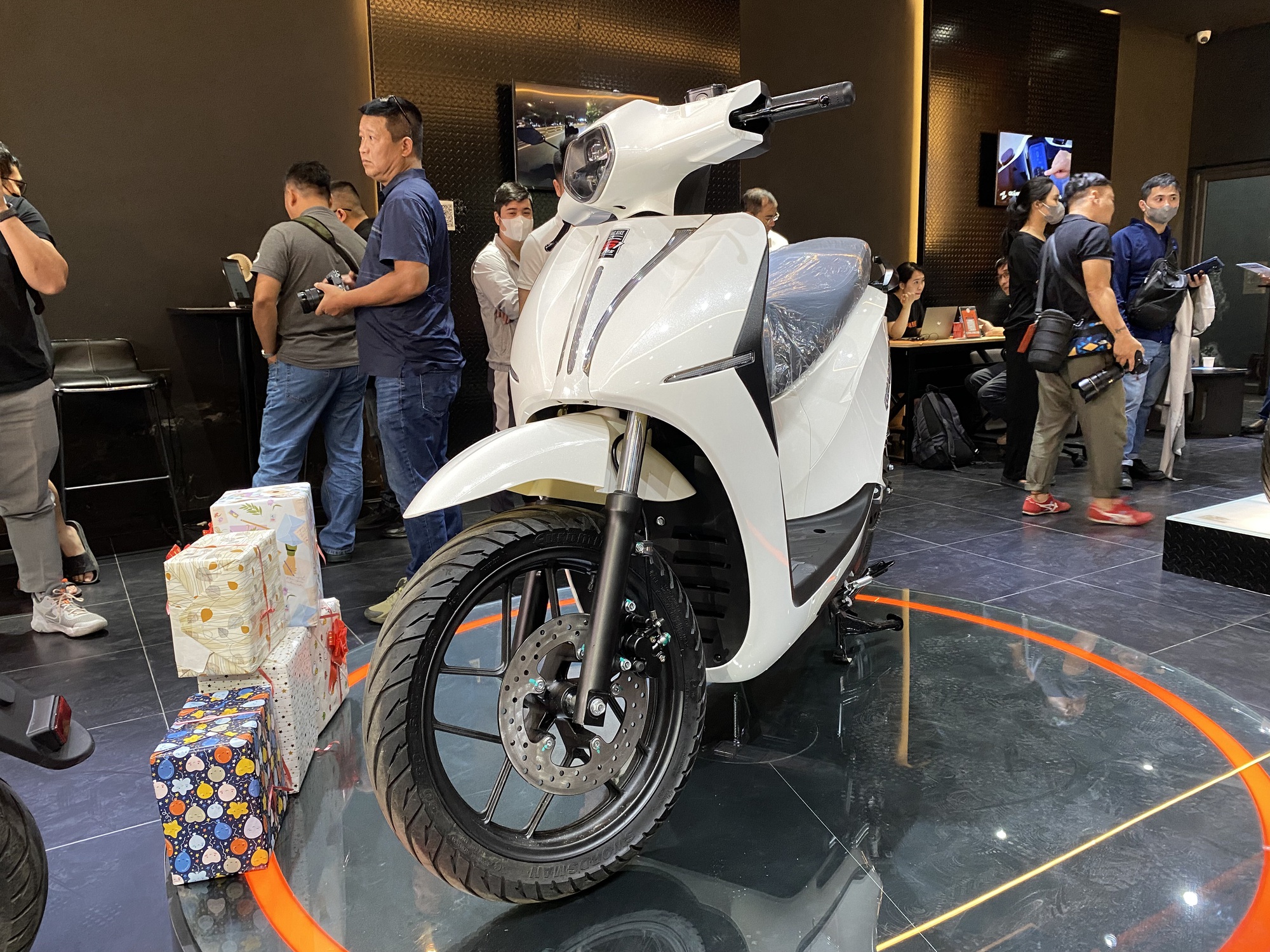 Top 3 mẫu xe máy điện "made in Vietnam" chạy xa nhất, có loại đi được hơn 280 km chỉ trong một lần sạc- Ảnh 2. Top 3 mẫu xe máy điện "made in Vietnam" chạy xa nhất, có loại đi được hơn 280 km chỉ trong một lần sạc- Ảnh 2.