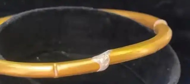 Người phụ nữ chi 45 triệu đồng mua vòng vàng tại tiệm nổi tiếng, lúc cần bán phát hiện bên trong là bạc, chủ tiệm khẳng định: Chúng tôi không bán mặt hàng này- Ảnh 1. Người phụ nữ chi 45 triệu đồng mua vòng vàng tại tiệm nổi tiếng, lúc cần bán phát hiện bên trong là bạc, chủ tiệm khẳng định: Chúng tôi không bán mặt hàng này- Ảnh 1.