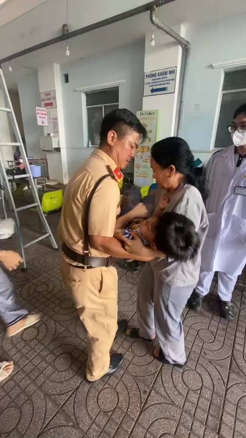 Lời cảm ơn từ người nhà cháu bé được hỗ trợ đưa vào bệnh viện cấp cứu kịp thời- Ảnh 1. Lời cảm ơn từ người nhà cháu bé được hỗ trợ đưa vào bệnh viện cấp cứu kịp thời- Ảnh 1.