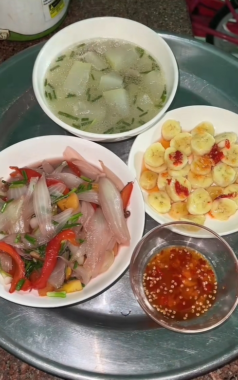 Chồng lương 8 triệu nuôi cả nhà 4 người sống trong phòng trọ 12m2: Bí quyết để vẫn có tiền dư- Ảnh 3. Chồng lương 8 triệu nuôi cả nhà 4 người sống trong phòng trọ 12m2: Bí quyết để vẫn có tiền dư- Ảnh 3.
