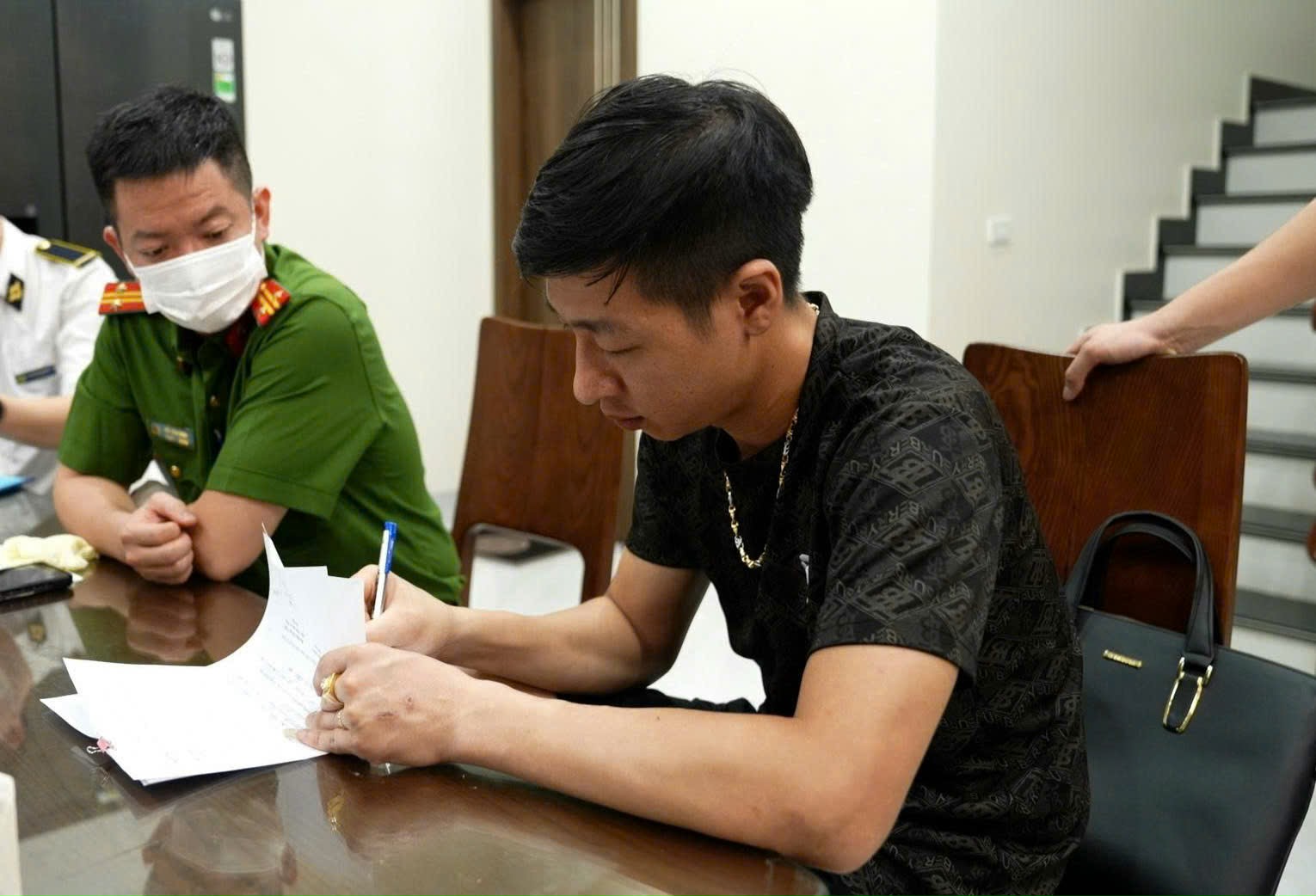 Vụ giết mổ, bán thịt lợn chết ở Hà Nội: Lời khai ám ảnh của Lê Văn Tươi và Dư Đình Hợi- Ảnh 1. Vụ giết mổ, bán thịt lợn chết ở Hà Nội: Lời khai ám ảnh của Lê Văn Tươi và Dư Đình Hợi- Ảnh 1.