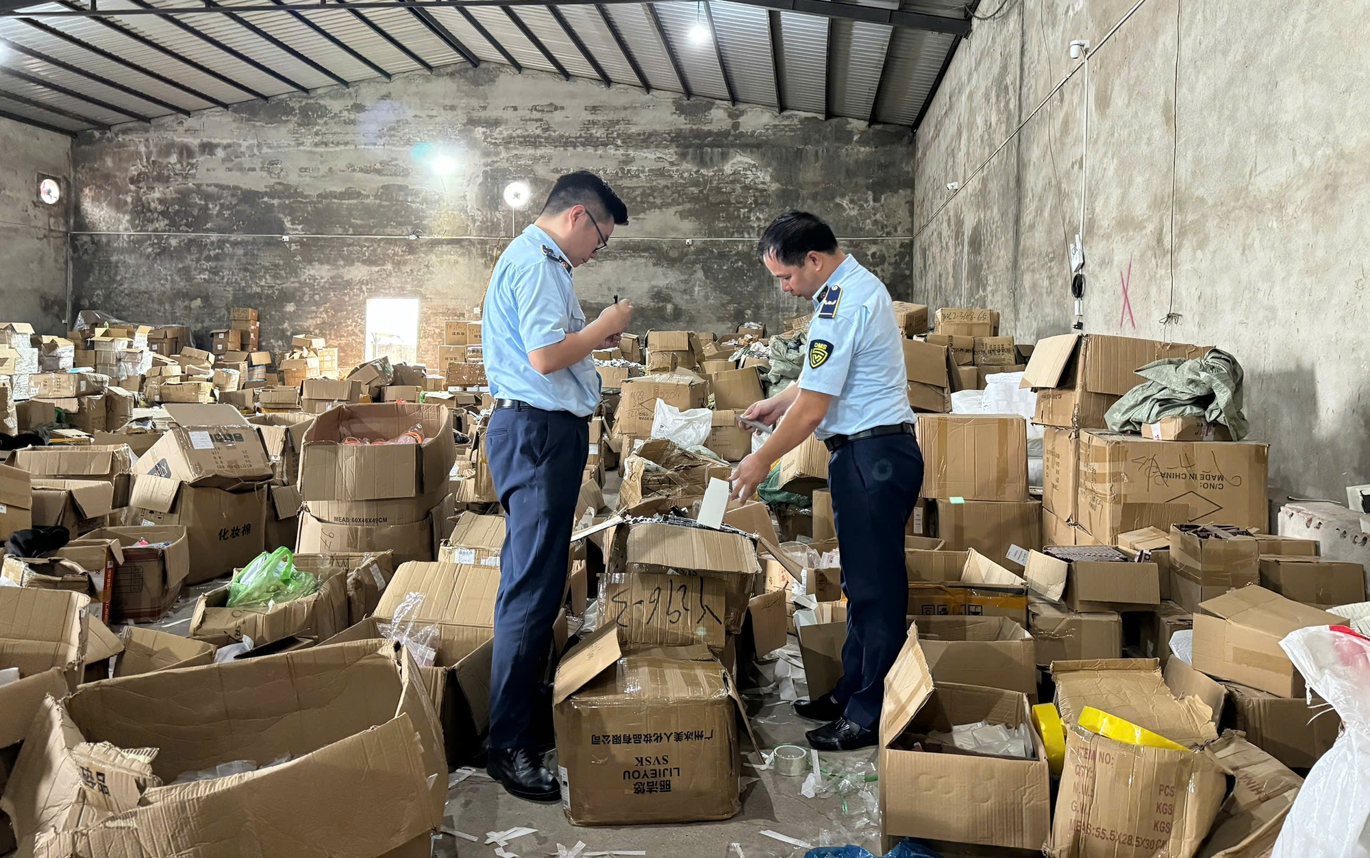 Ập vào kiểm tra kho hàng "ẩn danh" ở Quảng Ninh, phát hiện ra một sự thật- Ảnh 1. Ập vào kiểm tra kho hàng "ẩn danh" ở Quảng Ninh, phát hiện ra một sự thật- Ảnh 1.