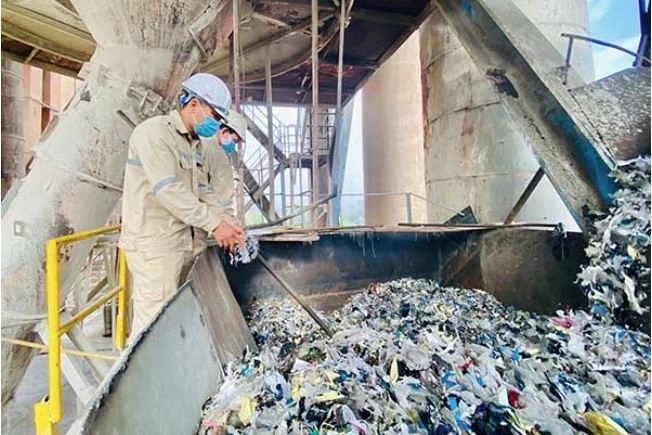 Lợi ích kép của ngành xi măng khi biến rác thải thành nhiên liệu thay thế- Ảnh 1. Lợi ích kép của ngành xi măng khi biến rác thải thành nhiên liệu thay thế- Ảnh 1.