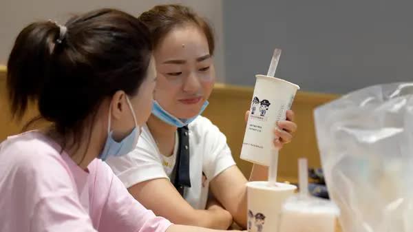 Nô nức đi uống "ly trà sữa đầu tiên của mùa thu"- Ảnh 2. Nô nức đi uống "ly trà sữa đầu tiên của mùa thu"- Ảnh 2.