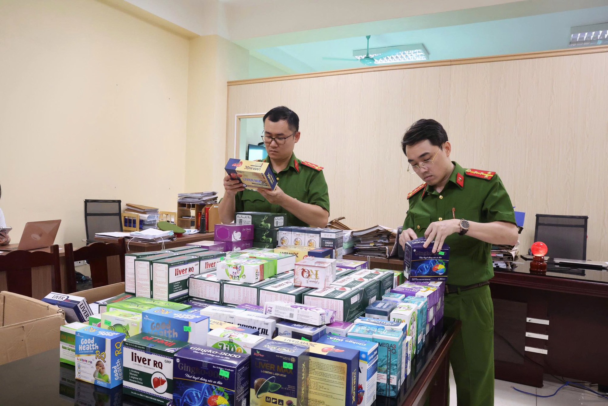 Khám xét công ty dược phẩm của giám đốc Lê Văn Hiếu, phát hiện 12 triệu viên thực phẩm chức năng giả- Ảnh 3. Khám xét công ty dược phẩm của giám đốc Lê Văn Hiếu, phát hiện 12 triệu viên thực phẩm chức năng giả- Ảnh 3.