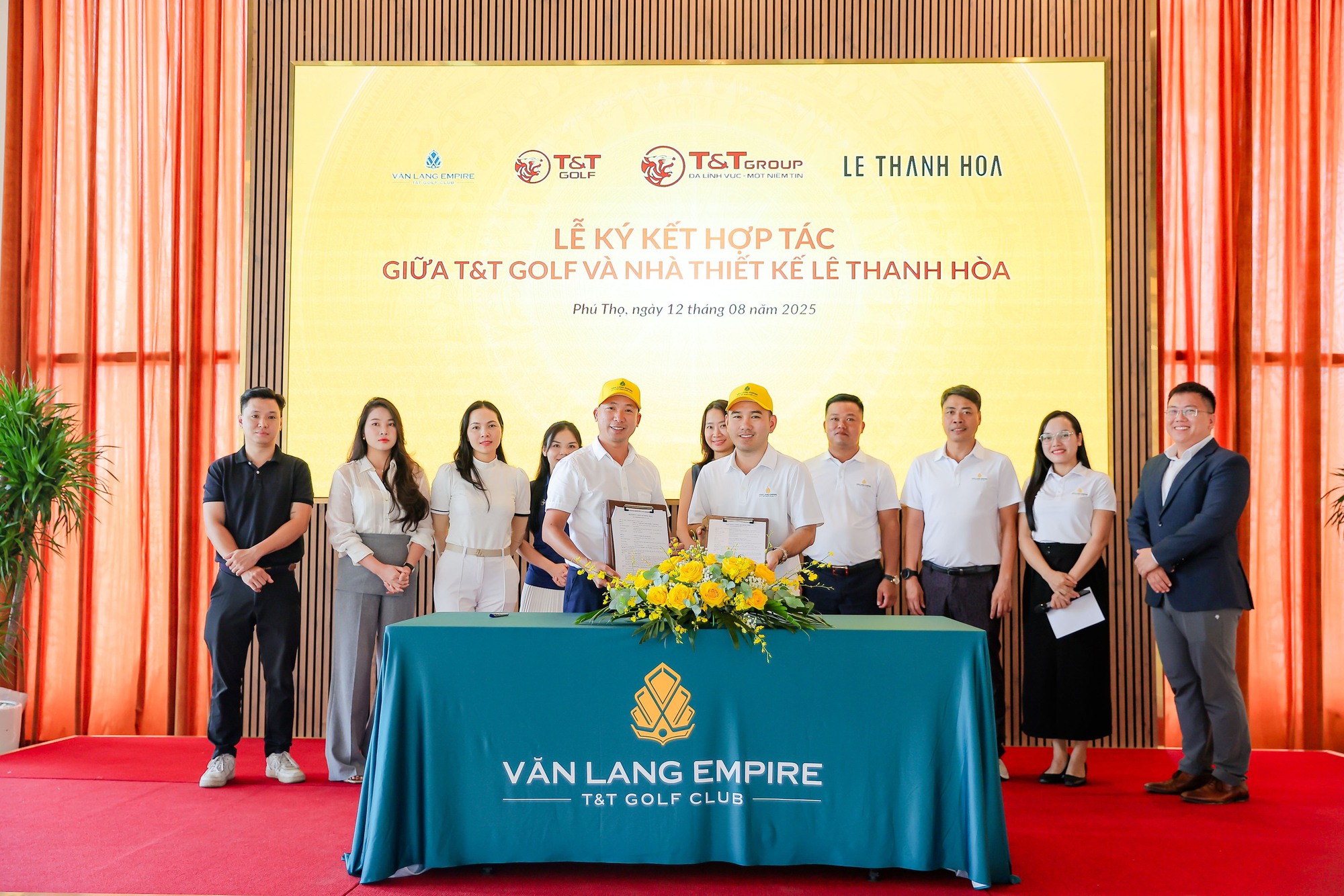 NTK Lê Thanh Hòa sẽ thiết kế đồng phục cho cán bộ, nhân viên Văn Lang Empire T&T Golf Club- Ảnh 1.