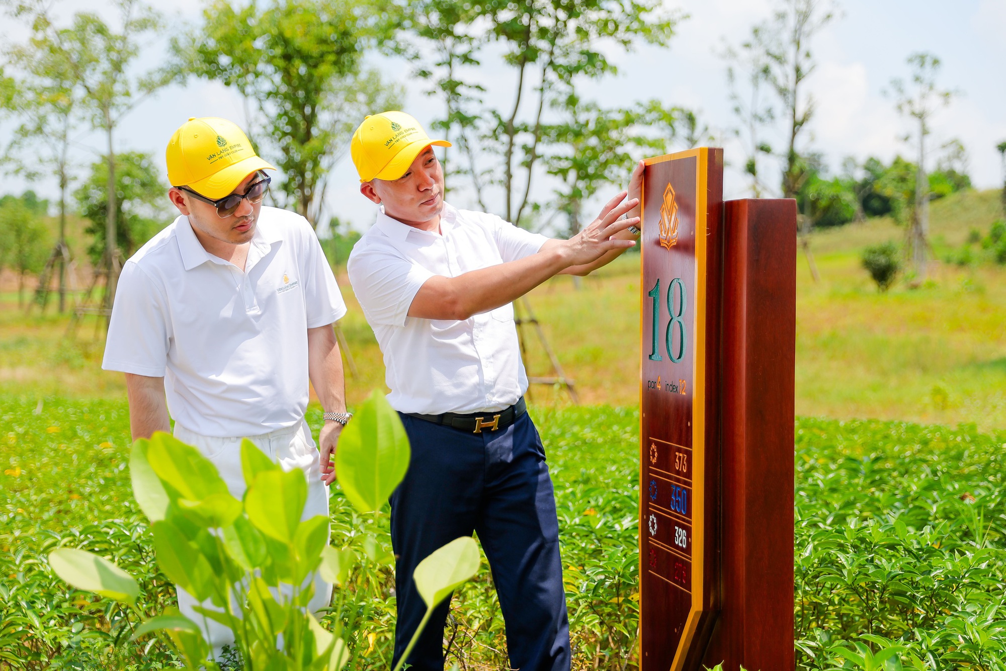 NTK Lê Thanh Hòa sẽ thiết kế đồng phục cho cán bộ, nhân viên Văn Lang Empire T&T Golf Club- Ảnh 2.