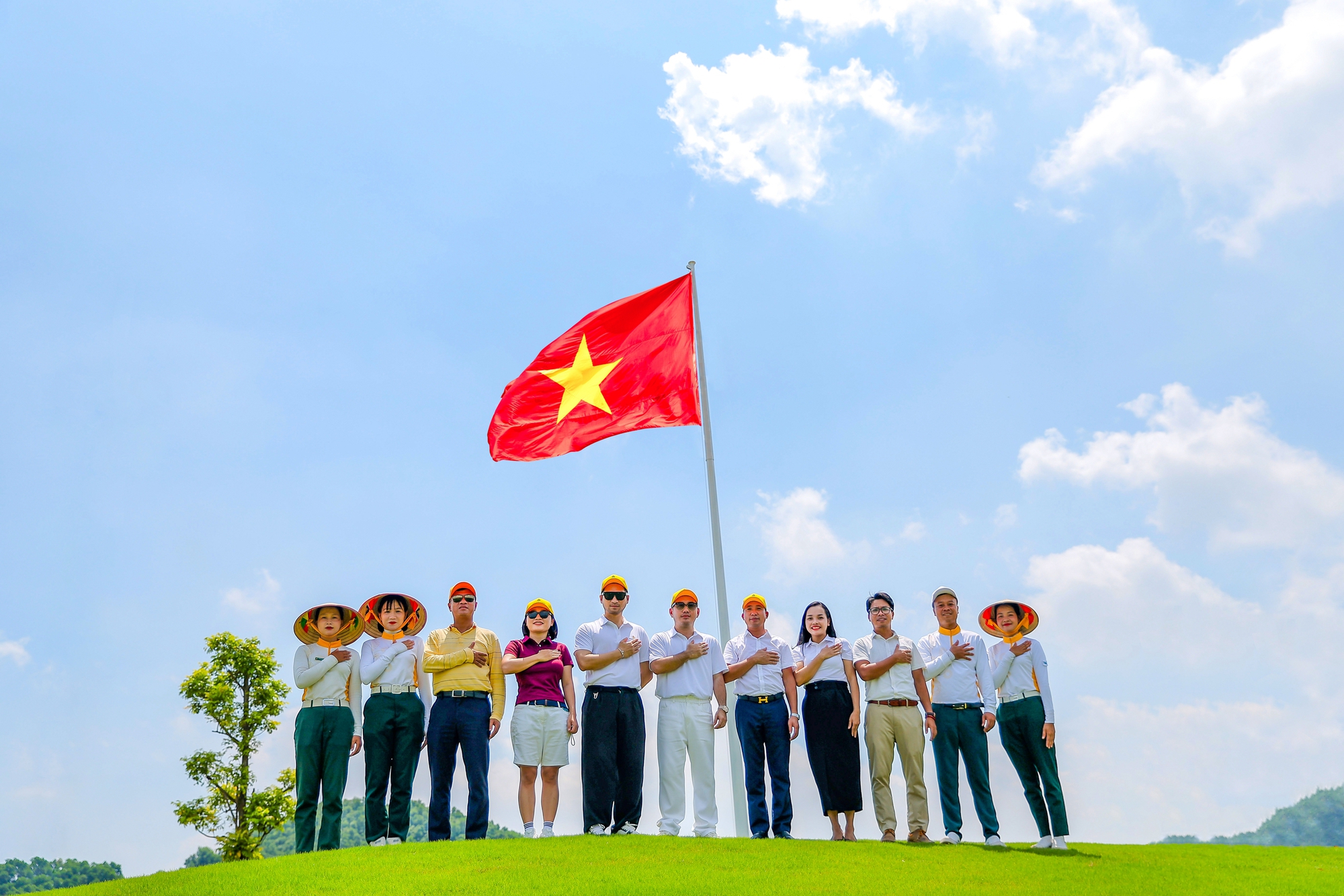 NTK Lê Thanh Hòa sẽ thiết kế đồng phục cho cán bộ, nhân viên Văn Lang Empire T&T Golf Club- Ảnh 3.