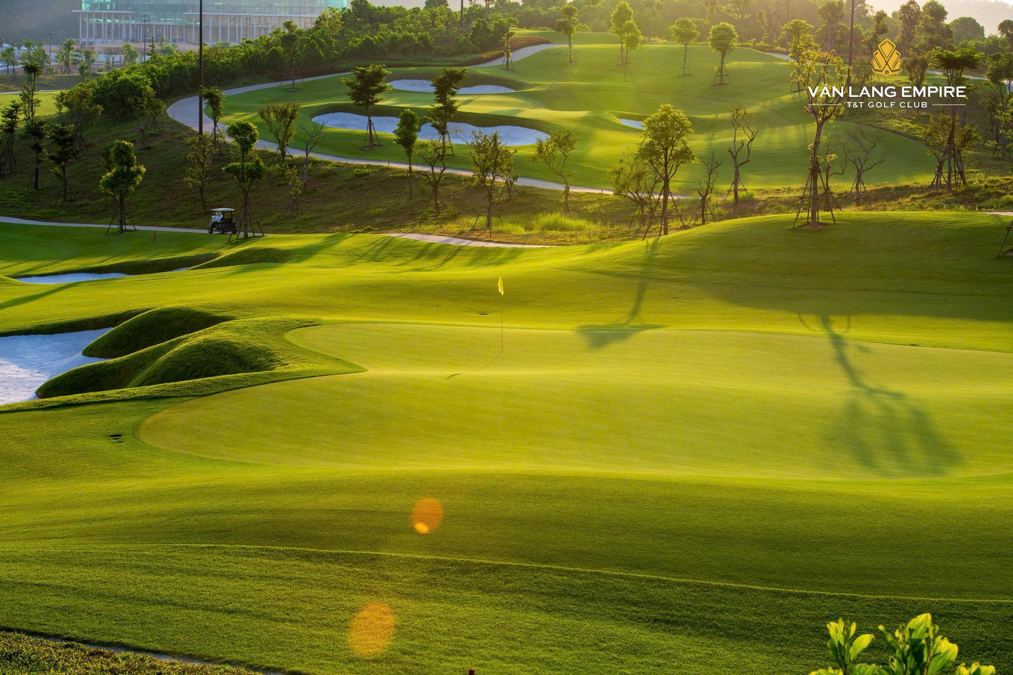 NTK Lê Thanh Hòa sẽ thiết kế đồng phục cho cán bộ, nhân viên Văn Lang Empire T&T Golf Club- Ảnh 4.