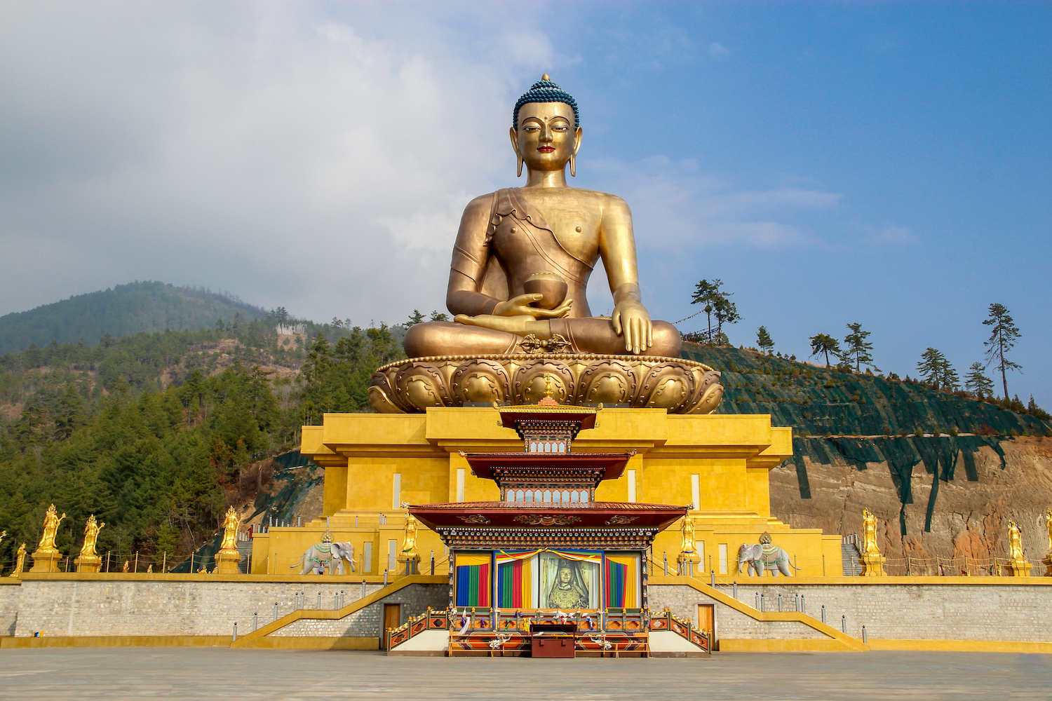 "Kho báu" khổng lồ của Bhutan: Bí mật về quyết định chưa từng có "thay đổi vận mệnh quốc gia"- Ảnh 2.