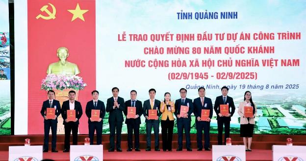 C:\Users\haht02\Desktop\Anh sk 1908\ẢNH ELITE\Quảng Ninh trao QĐ.jpg