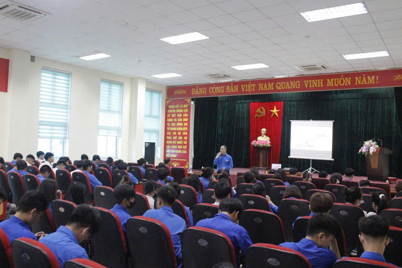 Tuổi trẻ Hưng Yên: 30 ngày cao điểm tổ chức mở lớp "Bình dân học vụ số" đợt 2- Ảnh 2. Tuổi trẻ Hưng Yên: 30 ngày cao điểm tổ chức mở lớp "Bình dân học vụ số" đợt 2- Ảnh 2.