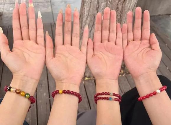 Phụ nữ trung niên đừng mua 3 món trang sức này: Nhìn rẻ tiền như hàng chợ, diện lên khí chất mất sạch- Ảnh 3. Phụ nữ trung niên đừng mua 3 món trang sức này: Nhìn rẻ tiền như hàng chợ, diện lên khí chất mất sạch- Ảnh 3.