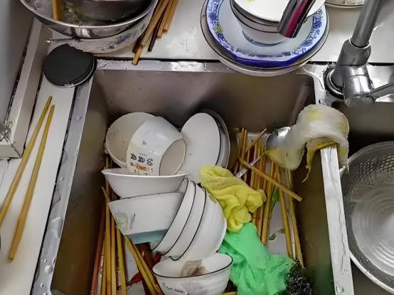 Một người rửa bát, cả nhà ung thư? 6 thói quen "tẩm chất độc" vào bát đĩa cần bỏ ngay- Ảnh 1. Một người rửa bát, cả nhà ung thư? 6 thói quen "tẩm chất độc" vào bát đĩa cần bỏ ngay- Ảnh 1.