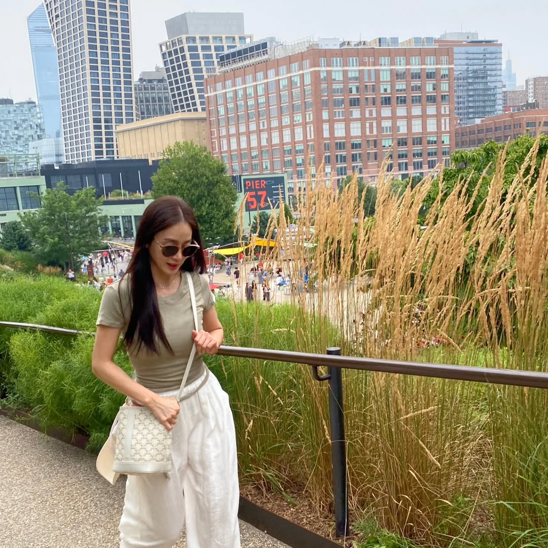 Chiếc áo cháy hàng nhanh hơn tốc độ ánh sáng nhờ Kim Tae Hee- Ảnh 4.