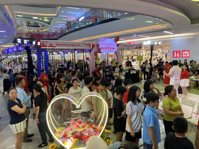Sau thông điệp nhắn nhủ dễ thương, Vạn Hạnh Mall lại tiếp tục đông đúc khách hàng vì sự kiện "rước dâu" độc đáo- Ảnh 8.