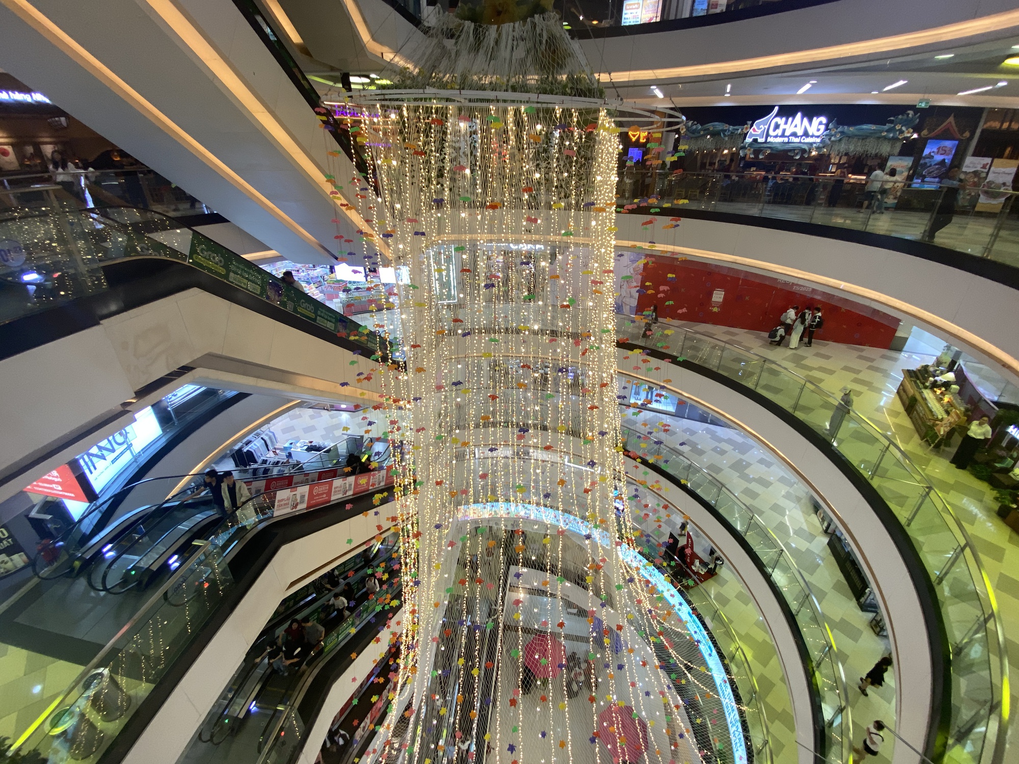 Sau thông điệp nhắn nhủ dễ thương, Vạn Hạnh Mall lại tiếp tục đông đúc khách hàng vì sự kiện "rước dâu" độc đáo- Ảnh 4.