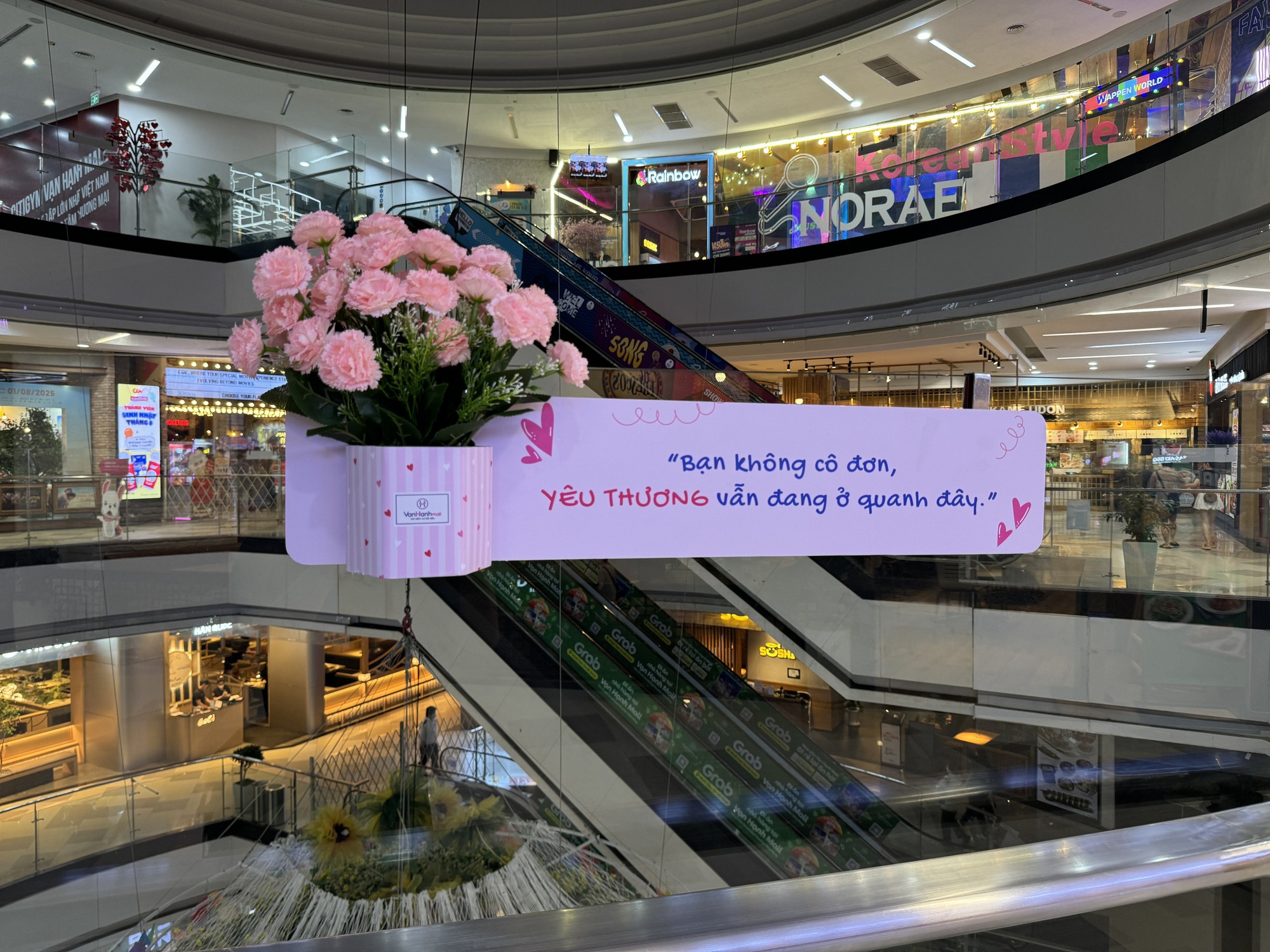 Sau thông điệp nhắn nhủ dễ thương, Vạn Hạnh Mall lại tiếp tục đông đúc khách hàng vì sự kiện "rước dâu" độc đáo- Ảnh 1.