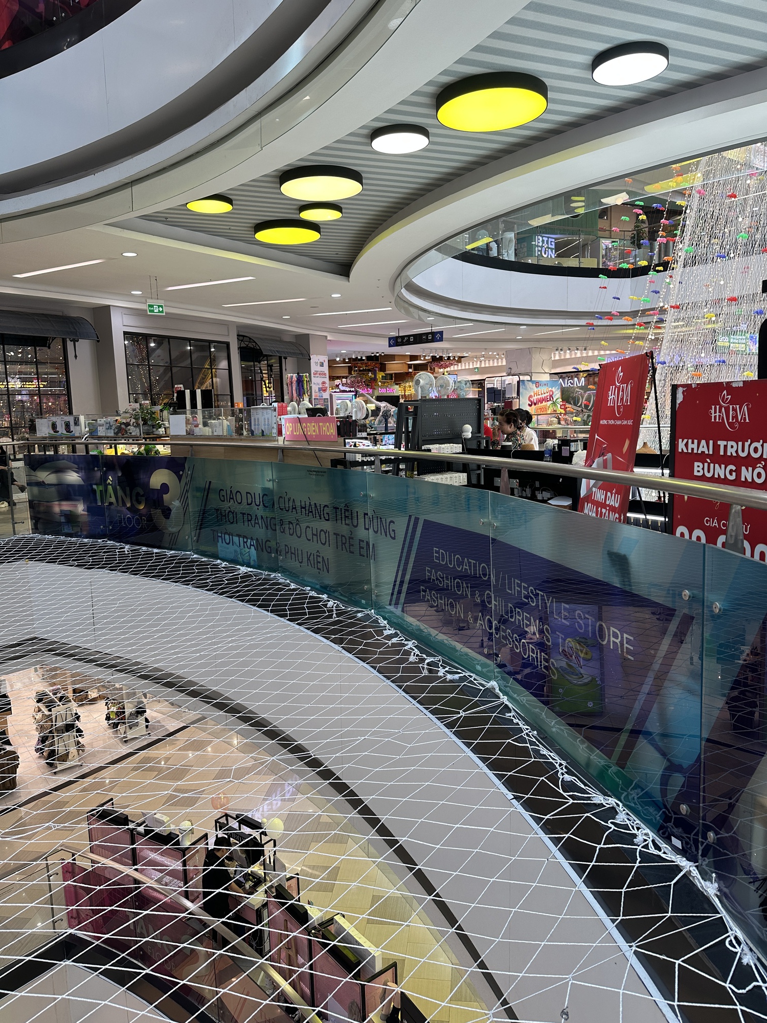 Sau thông điệp nhắn nhủ dễ thương, Vạn Hạnh Mall lại tiếp tục đông đúc khách hàng vì sự kiện "rước dâu" độc đáo- Ảnh 6.