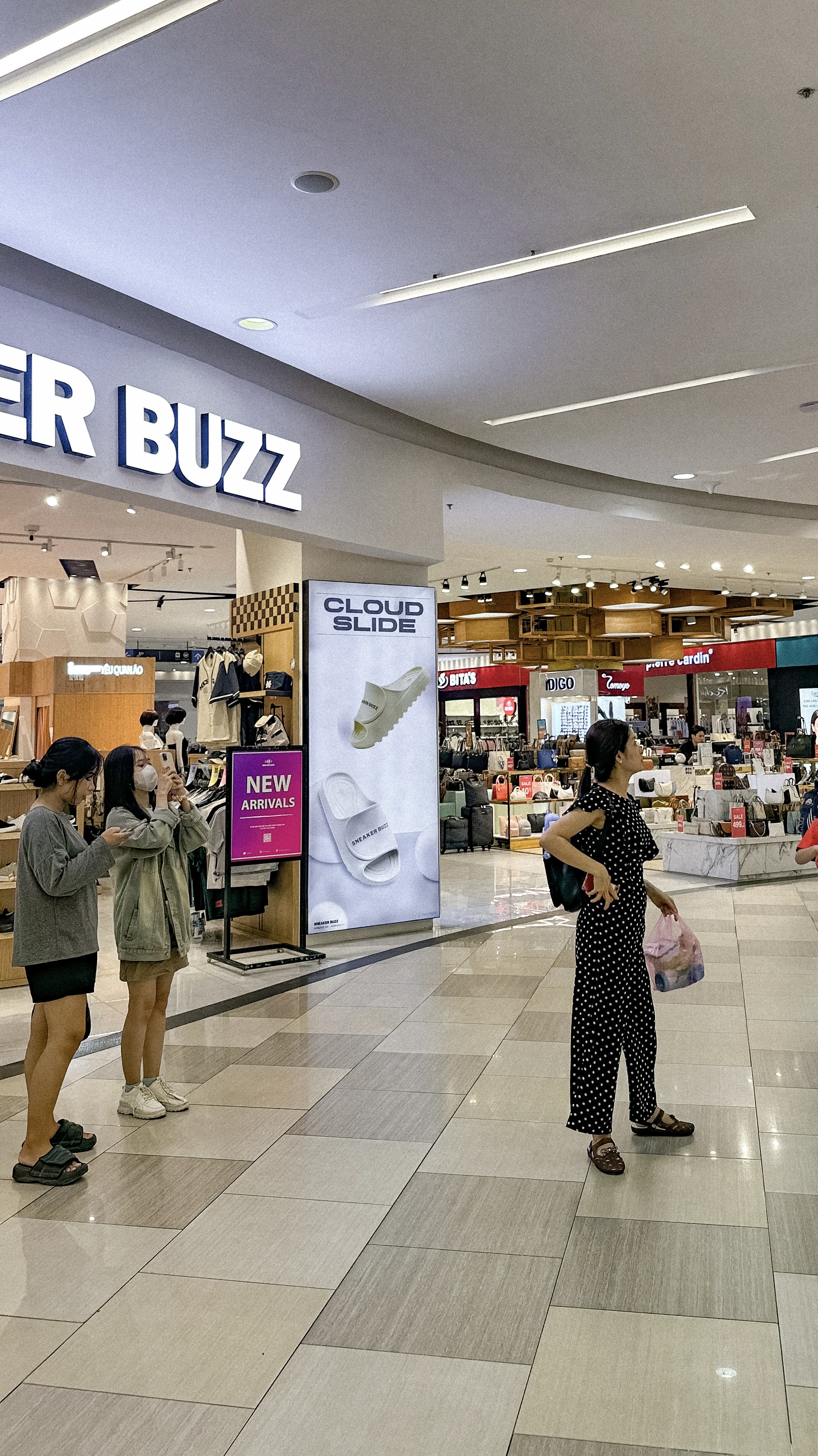 Sau thông điệp nhắn nhủ dễ thương, Vạn Hạnh Mall lại tiếp tục đông đúc khách hàng vì sự kiện "rước dâu" độc đáo- Ảnh 7.