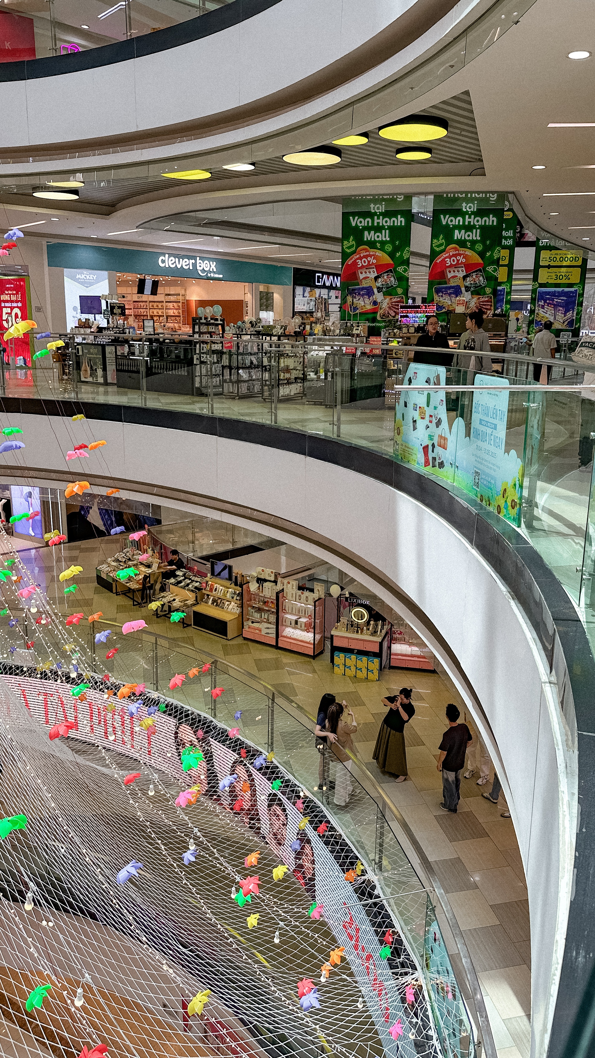 Sau thông điệp nhắn nhủ dễ thương, Vạn Hạnh Mall lại tiếp tục đông đúc khách hàng vì sự kiện "rước dâu" độc đáo- Ảnh 3.